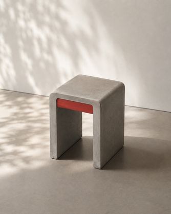 taburete o mesita con madera roja